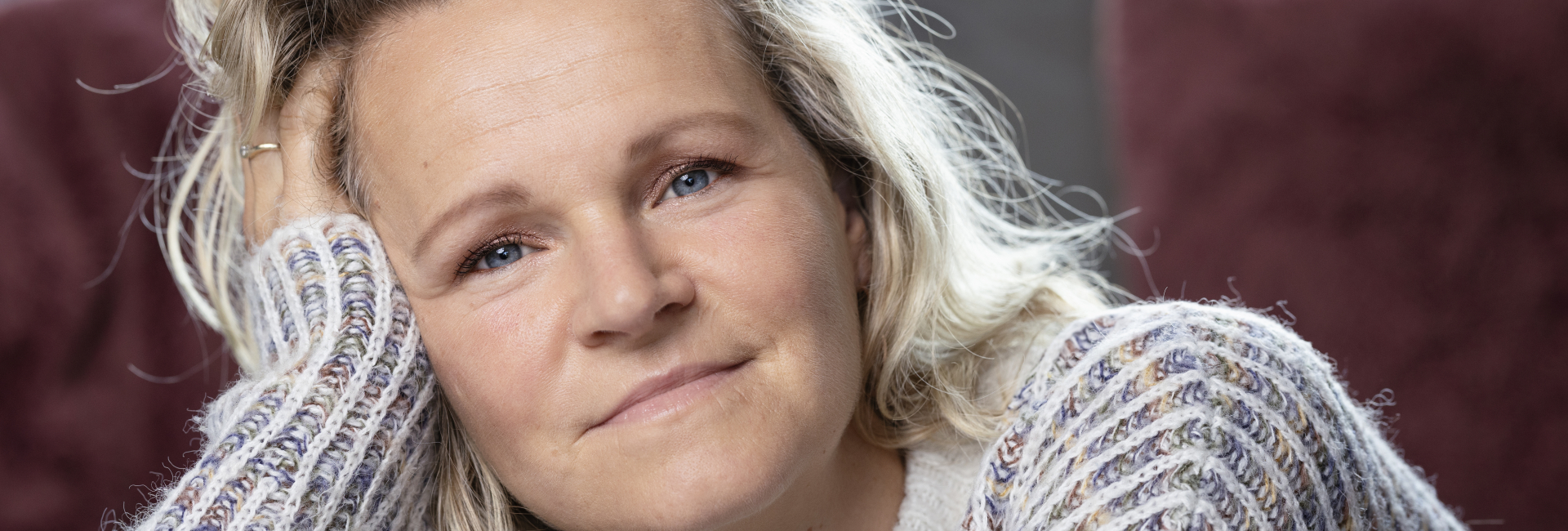 Esther kijkt ontspannen in de camera