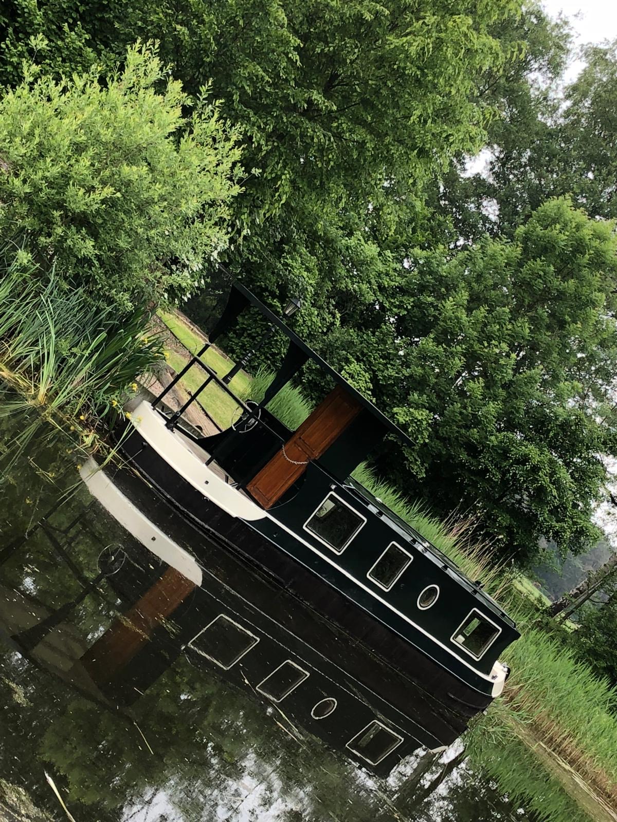 De boot op het water, omringd door groen